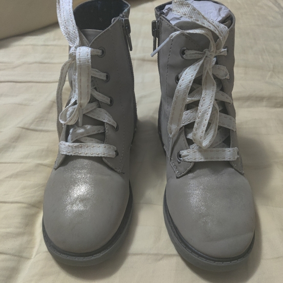 Boots - Picture 3 of 3